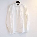BASISBROEKの白シャツ