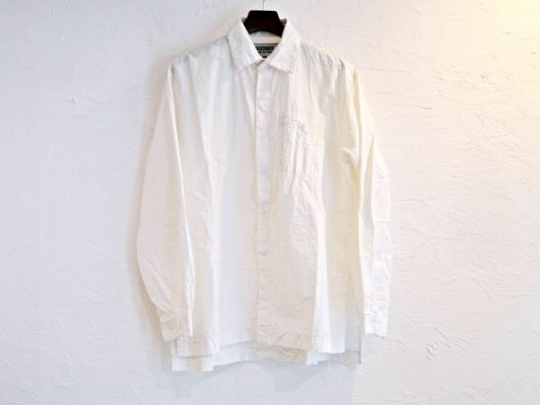 BASISBROEKの白シャツ