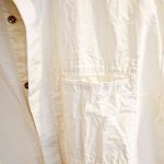 BASISBROEKの白シャツ