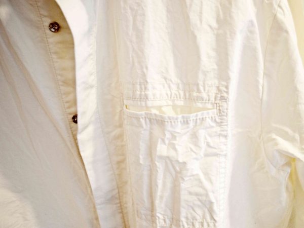 BASISBROEKの白シャツ
