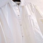 BASISBROEKの白シャツ