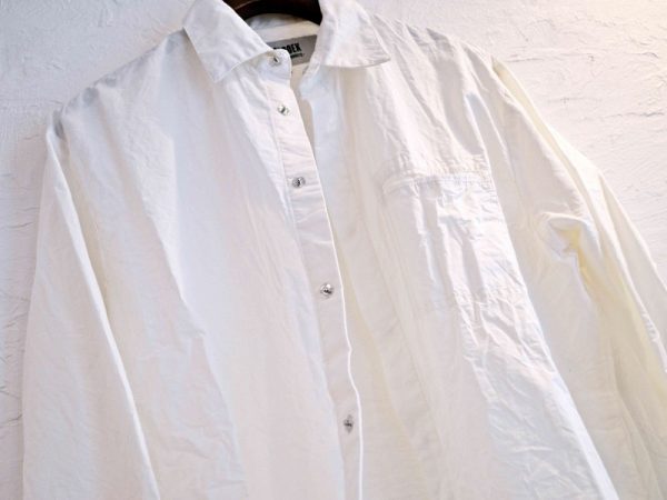 BASISBROEKの白シャツ