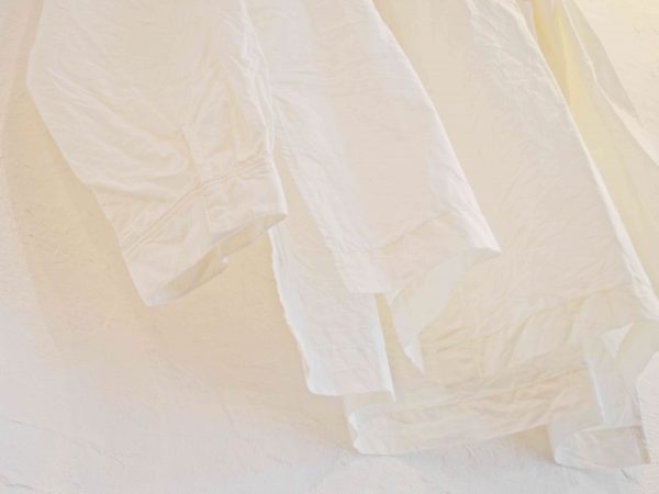 BASISBROEKの白シャツ