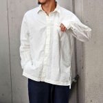 BASISBROEKの白シャツ