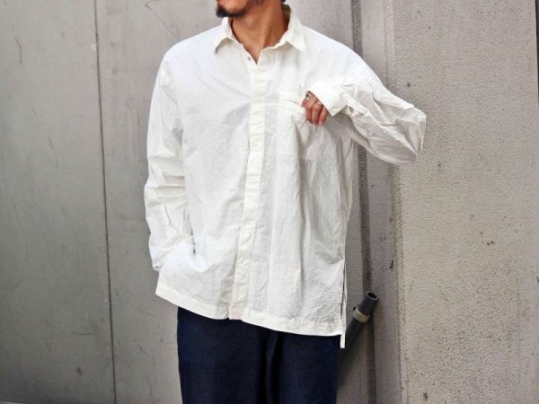 BASISBROEKの白シャツ