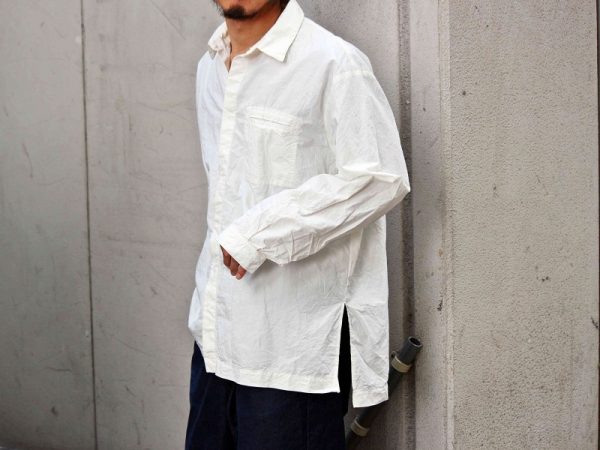 BASISBROEKの白シャツ