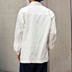 BASISBROEKの白シャツ