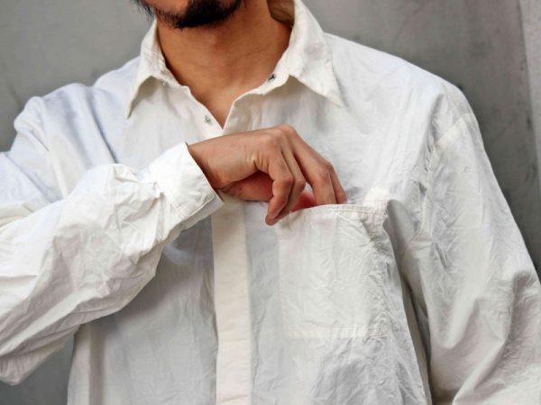 BASISBROEKの白シャツ