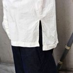 BASISBROEKの白シャツ