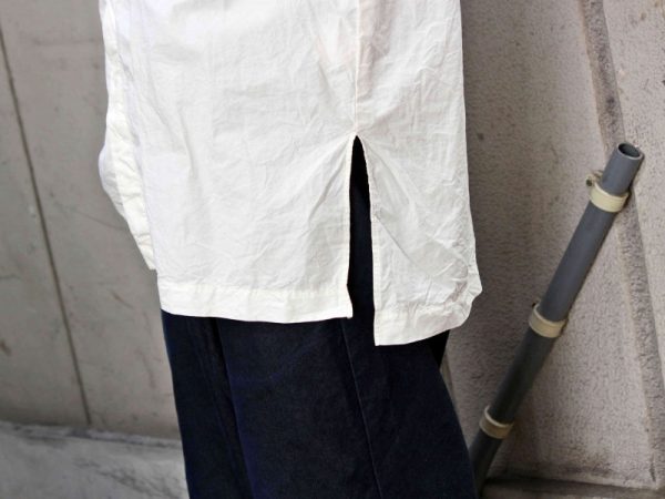 BASISBROEKの白シャツ