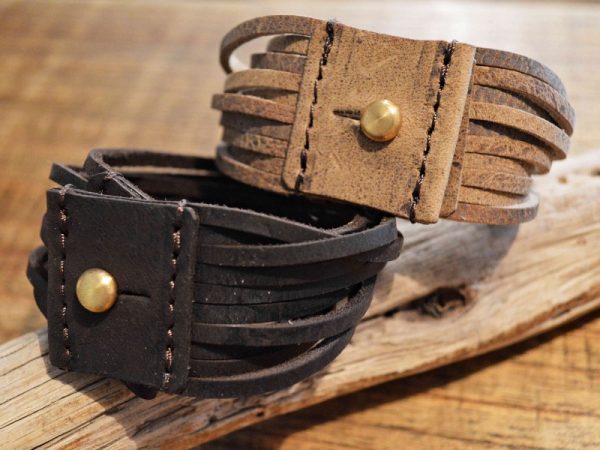 人気のレザーブレス