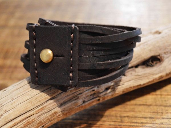 人気のレザーブレス