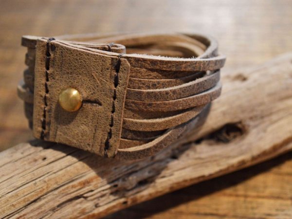 人気のレザーブレス