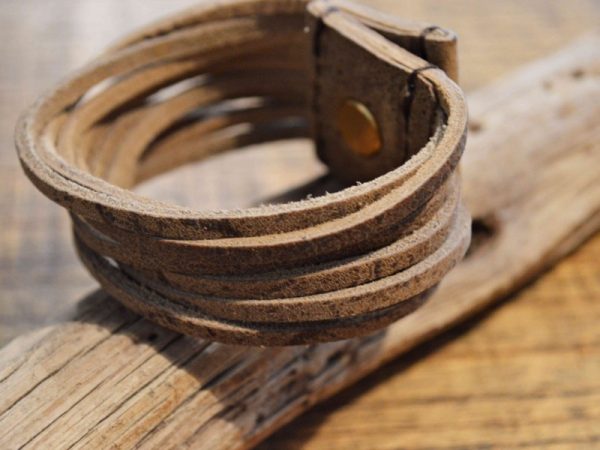 人気のレザーブレス