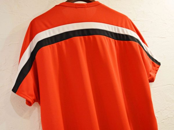 イオノイのORBIT TEE