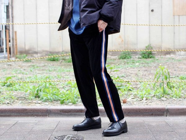 イオノイのベロアパンツ
