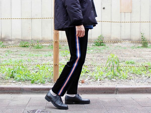 イオノイのベロアパンツ