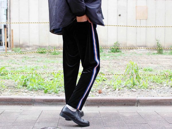 イオノイのベロアパンツ