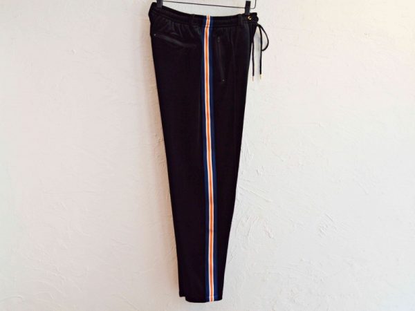 イオノイのベロアパンツ