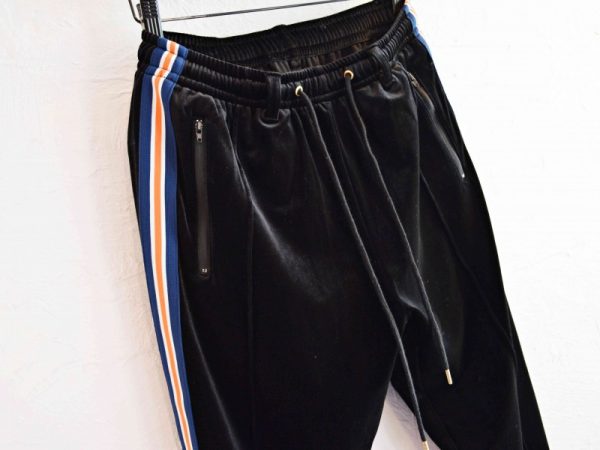 イオノイのベロアパンツ
