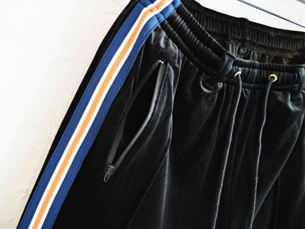 イオノイのベロアパンツ