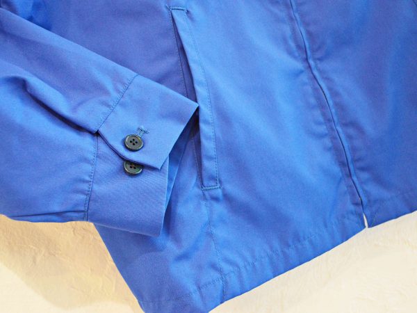 ネセサリーのスイングトップ