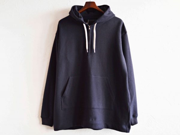 modemdesignのハーフジップパーカー