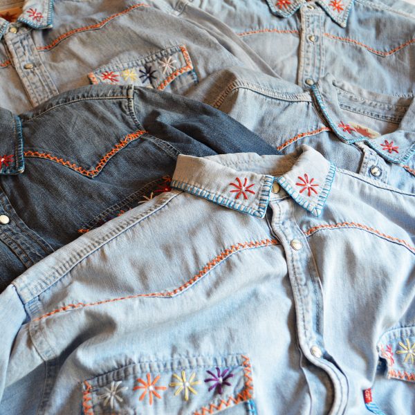 Nasngwam.のFLOWER DENIM SHIRTS