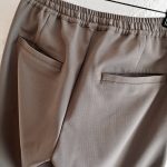 秋のシャツとパンツ