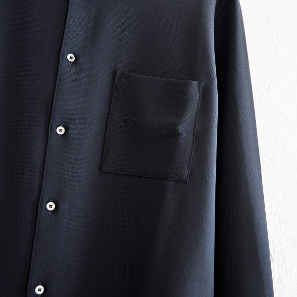 秋のシャツとパンツ