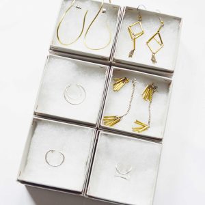 手仕事の温もりと、そっと寄り添うアクセサリー