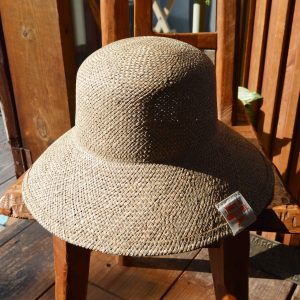 伝統の技が息づく、上質なストローハット