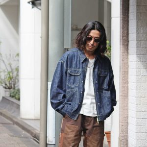 夏も羽織れる、遊び心と軽さを纏った一着