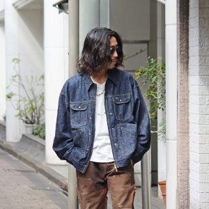 夏も羽織れる、遊び心と軽さを纏った一着