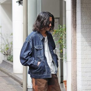 夏も羽織れる、遊び心と軽さを纏った一着