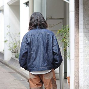 夏も羽織れる、遊び心と軽さを纏った一着