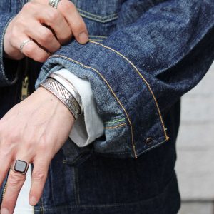 夏も羽織れる、遊び心と軽さを纏った一着