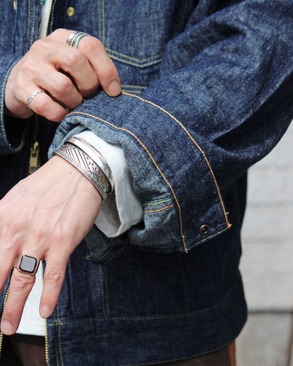 夏も羽織れる、遊び心と軽さを纏った一着