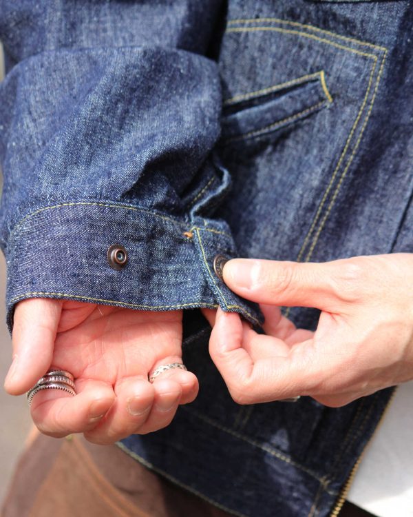 夏も羽織れる、遊び心と軽さを纏った一着