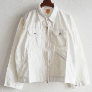 夏も羽織れる、遊び心と軽さを纏った一着