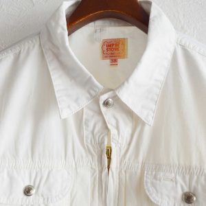 夏も羽織れる、遊び心と軽さを纏った一着