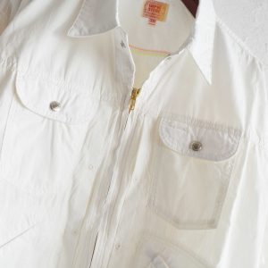 夏も羽織れる、遊び心と軽さを纏った一着