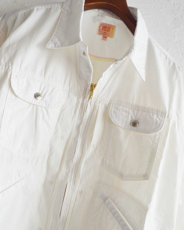 夏も羽織れる、遊び心と軽さを纏った一着