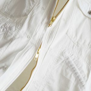 夏も羽織れる、遊び心と軽さを纏った一着