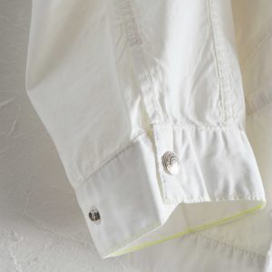 夏も羽織れる、遊び心と軽さを纏った一着