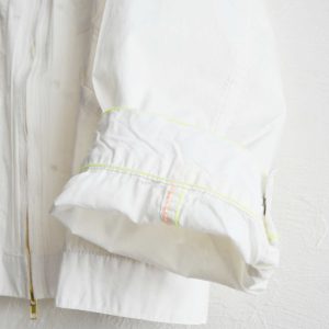 夏も羽織れる、遊び心と軽さを纏った一着