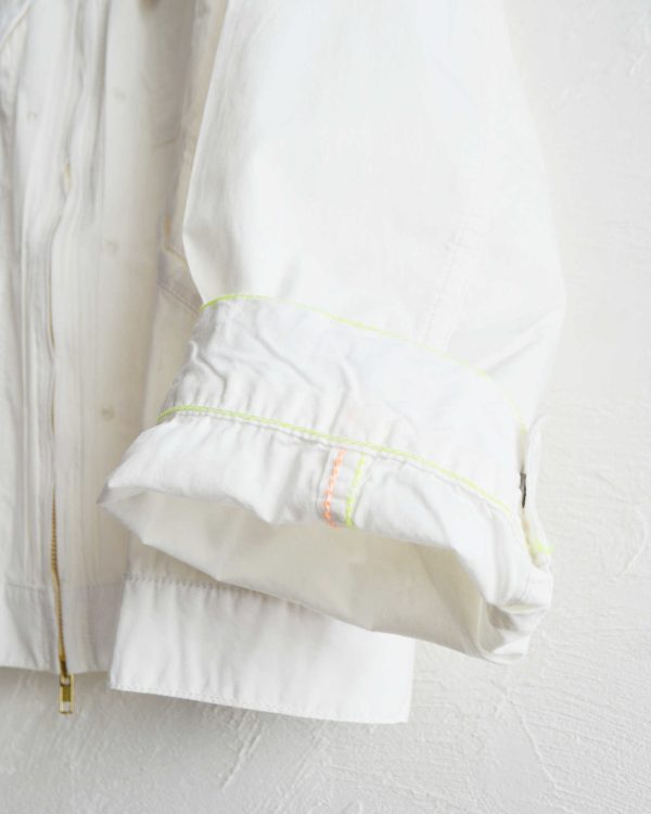 夏も羽織れる、遊び心と軽さを纏った一着