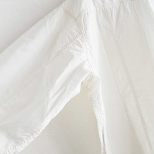 夏も羽織れる、遊び心と軽さを纏った一着