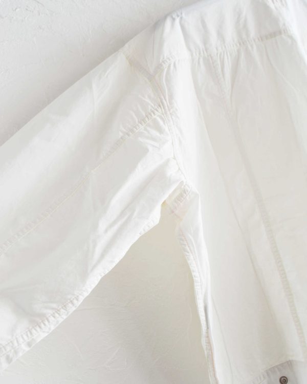 夏も羽織れる、遊び心と軽さを纏った一着