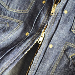 夏も羽織れる、遊び心と軽さを纏った一着